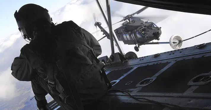 1080px-SSG_Jeremy_Mayo_of_the_9th_Special_Operations_Squadron_observes_an_aerial_refueling_of_a_U.S._Army_MH-60K_Blackhawk_helicopter-712×370.jpg